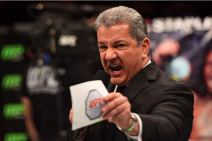 Bruce Buffer faz parte da organização de Dana White desde o UFC 8. (Foto: UFC)