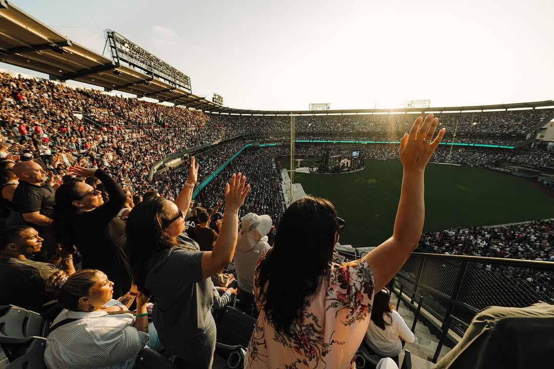Multidão se reúne em estádio e 6.500 pessoas se entregam a Jesus nos EUA