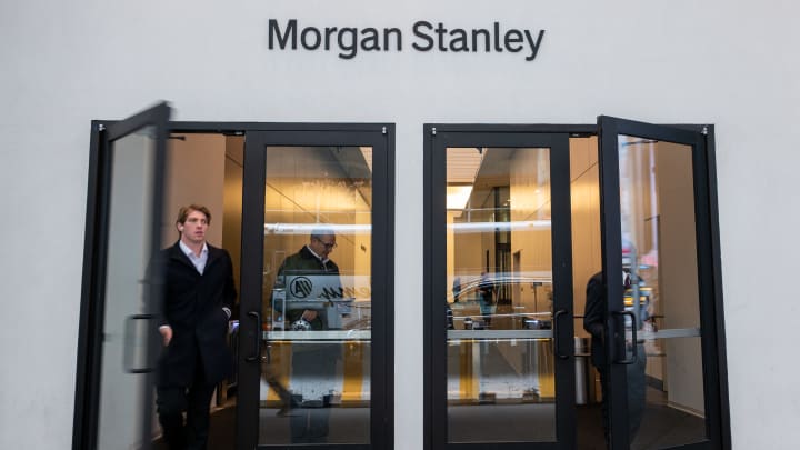 Pessoas saem da sede global do Morgan Stanley em Manhattan em 20 de março de 2025, na cidade de Nova York. (Foto: Spencer Platt | Getty Images)