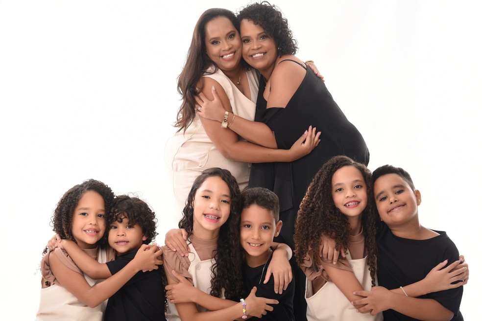 Irmãs gêmeas engravidam juntas três vezes, criam seis filhos e dividem salão de beleza (Foto: Maíra Tairine Costa/Arquivo Pessoal)
