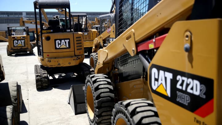 Caterpillar e Eaton enfrentam impactos de tarifas e questionam comércio em 2025
