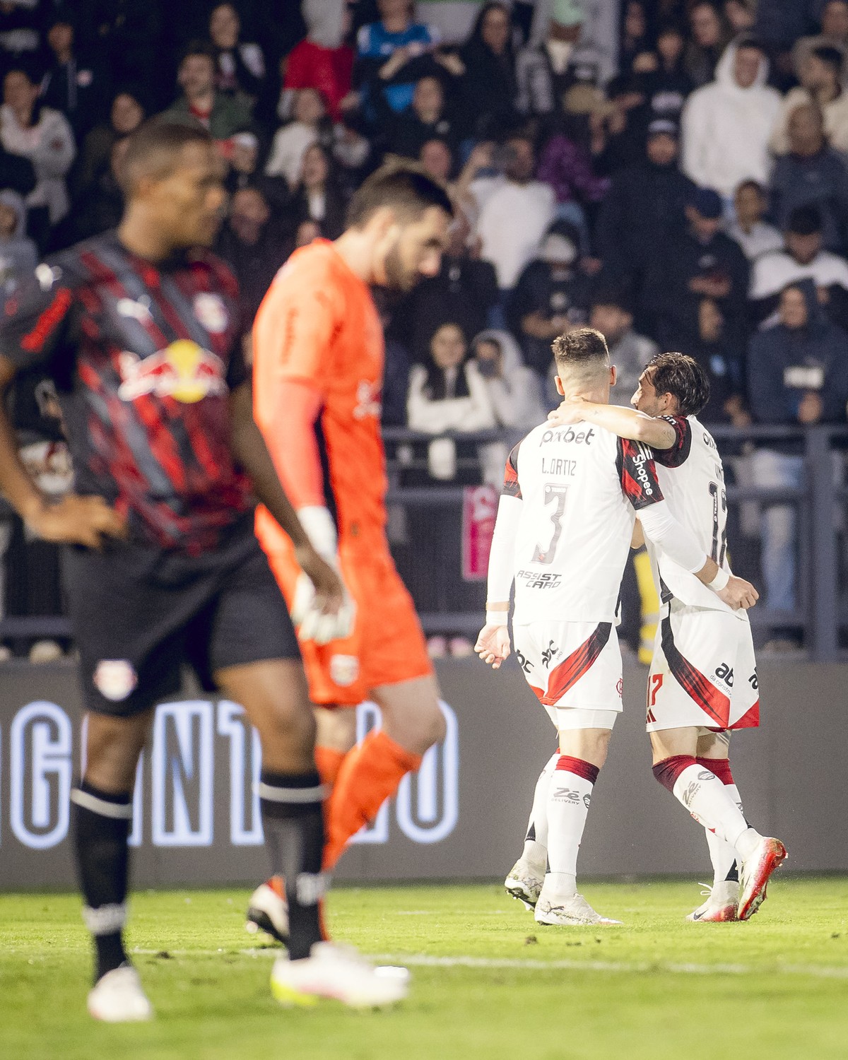 Flamengo aproveita falhas do Bragantino e conquista vitória com gol de Wesley