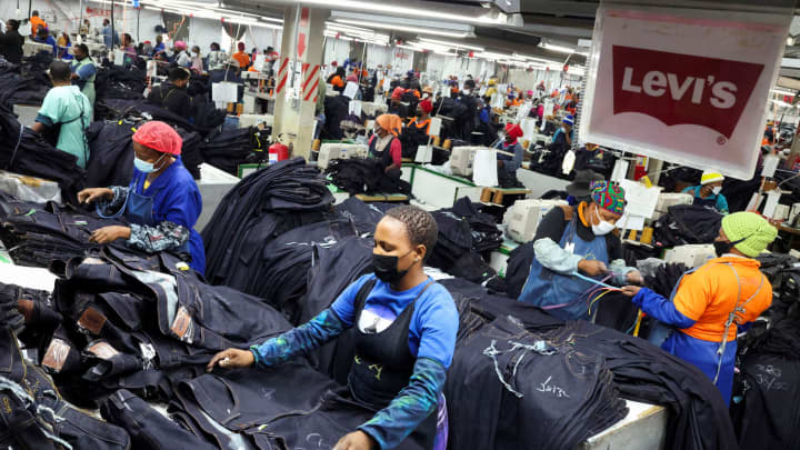 Levi Strauss eleva previsão de vendas e absorve custos de tarifas temporariamente