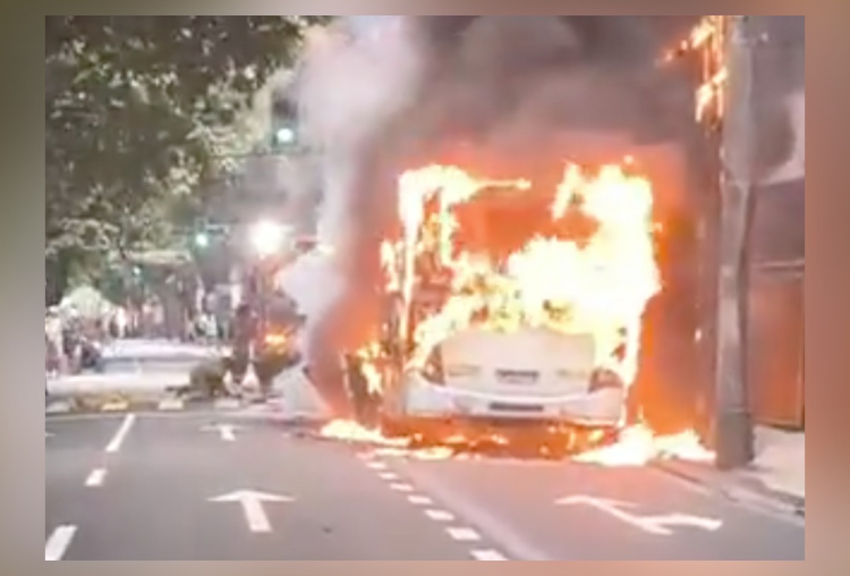 Ônibus incendeia no Leblon e causa pânico entre passageiros e motoristas