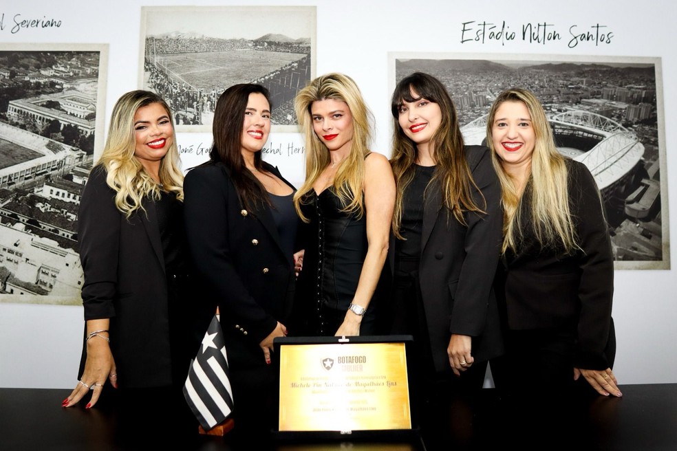 Parte da equipe responsável pelo Botafogo Mulher (Foto: Thiago Silva/Botafogo)