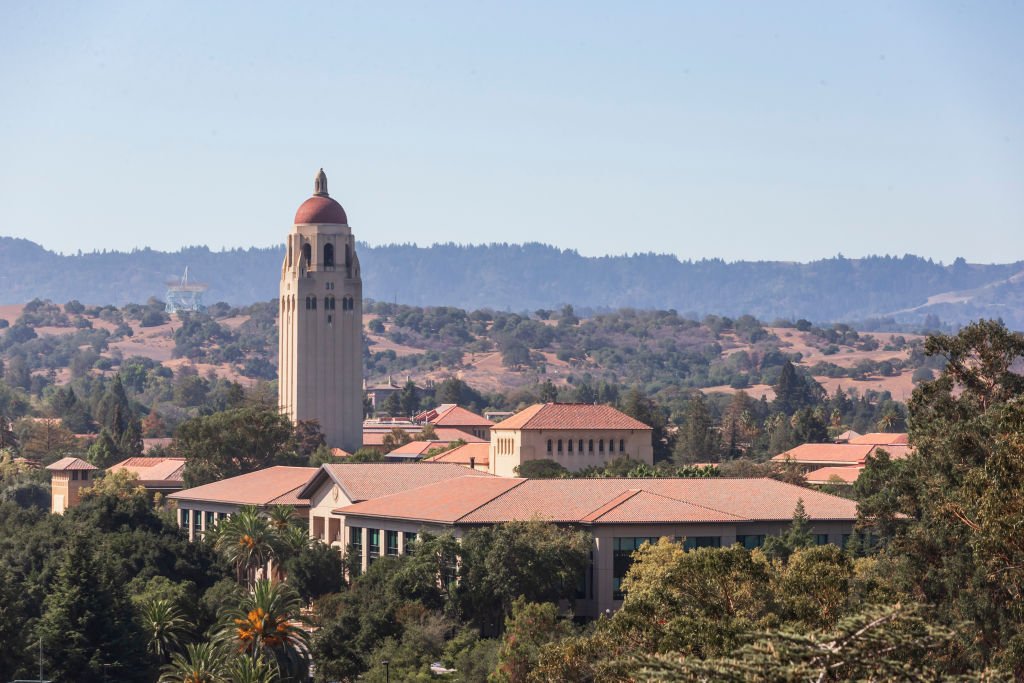Stanford demite mais de 360 funcionários após cortes implementados por Trump