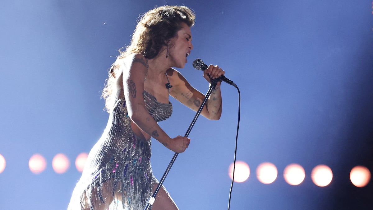 Miley Cyrus surpreende fãs com show exclusivo e novo álbum 'Something Beautiful' em Los Angeles