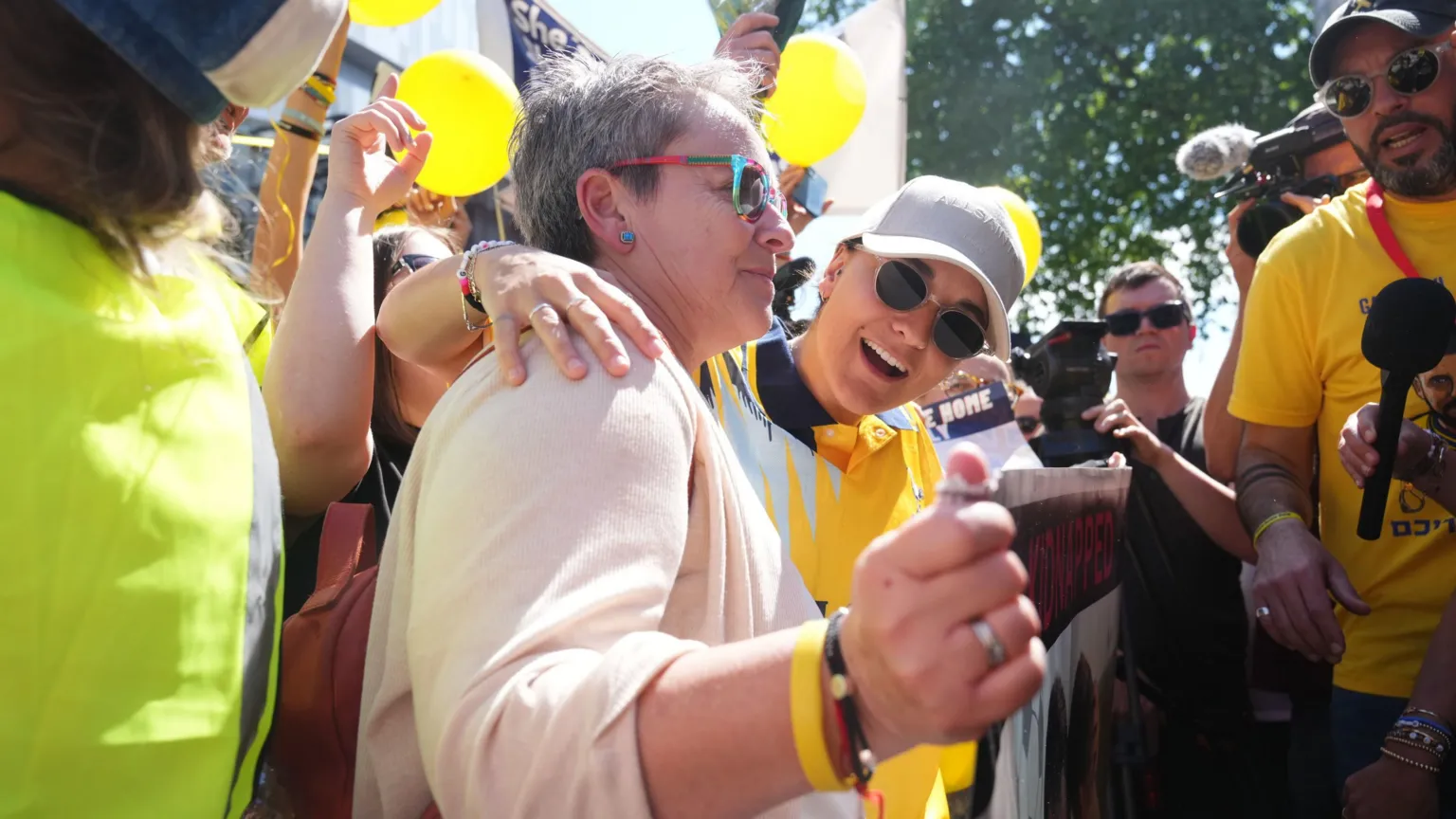 Emily Damari celebra retorno ao Reino Unido após mais de 15 meses em cativeiro