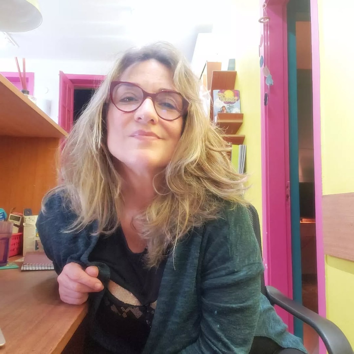 Helena Lahis enfrenta batalha judicial após internação psiquiátrica forçada no Rio de Janeiro
