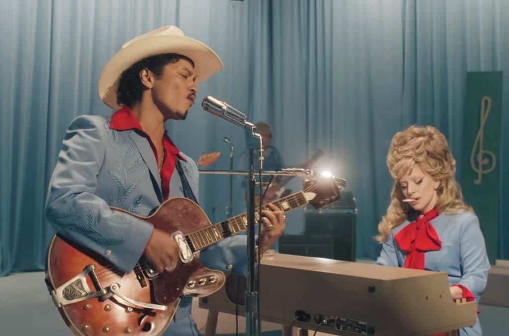 Lady Gaga e Bruno Mars’ “Die With a Smile” conquista a 15ª semana no topo da parada Billboard Global 200. (Foto: Reprodução)
