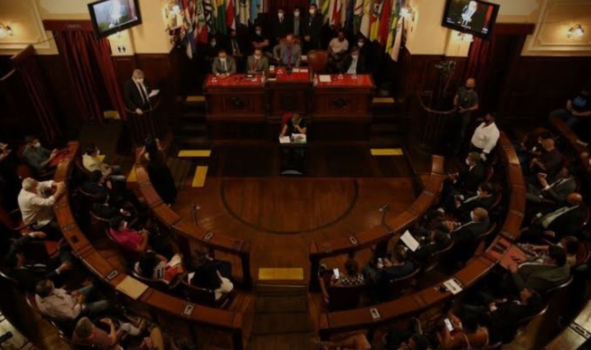 Câmara de Niterói aprova reajuste de 5,6% para servidores sob pressão popular