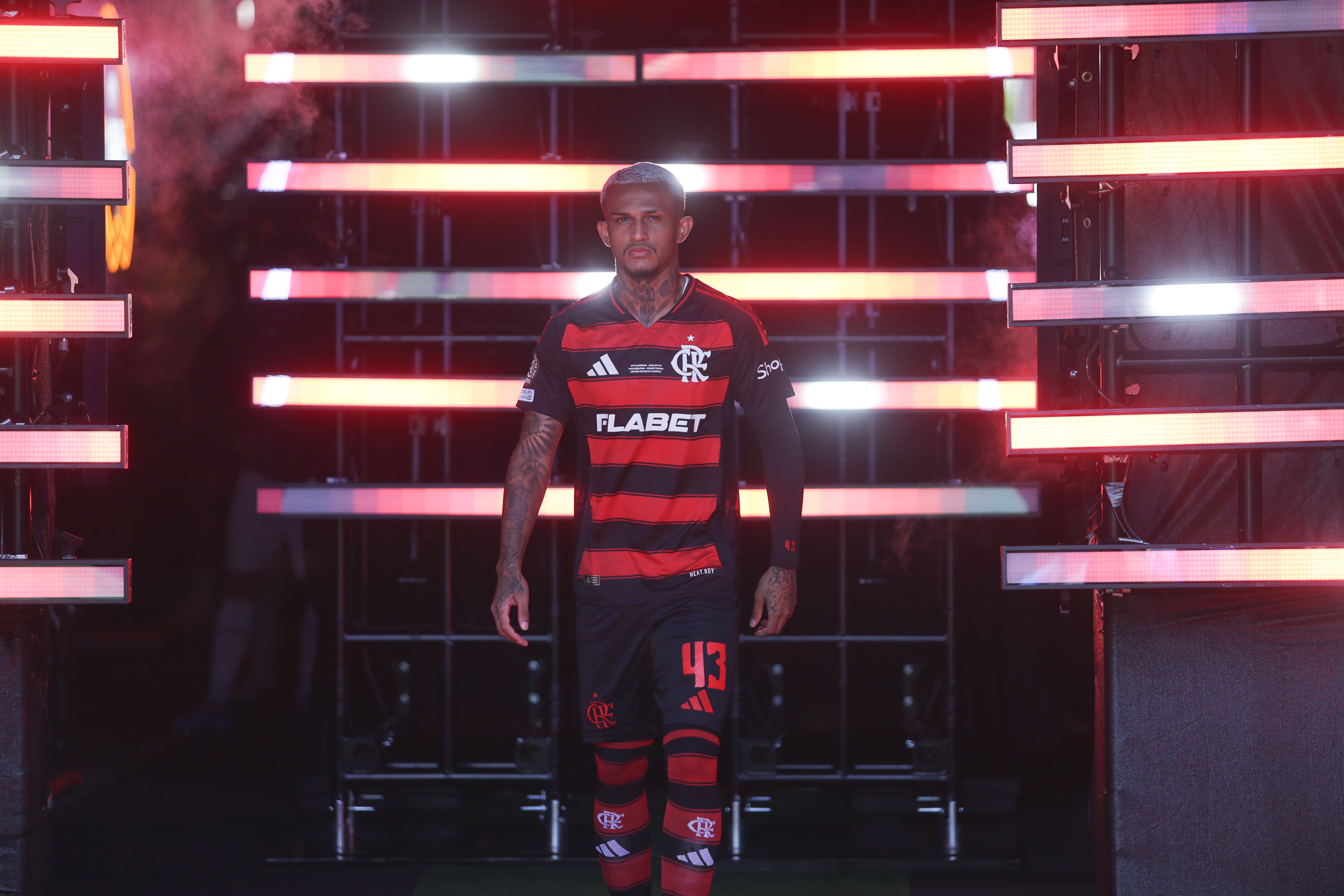 Roma eleva proposta por Wesley e Flamengo aprova negociação com novos valores