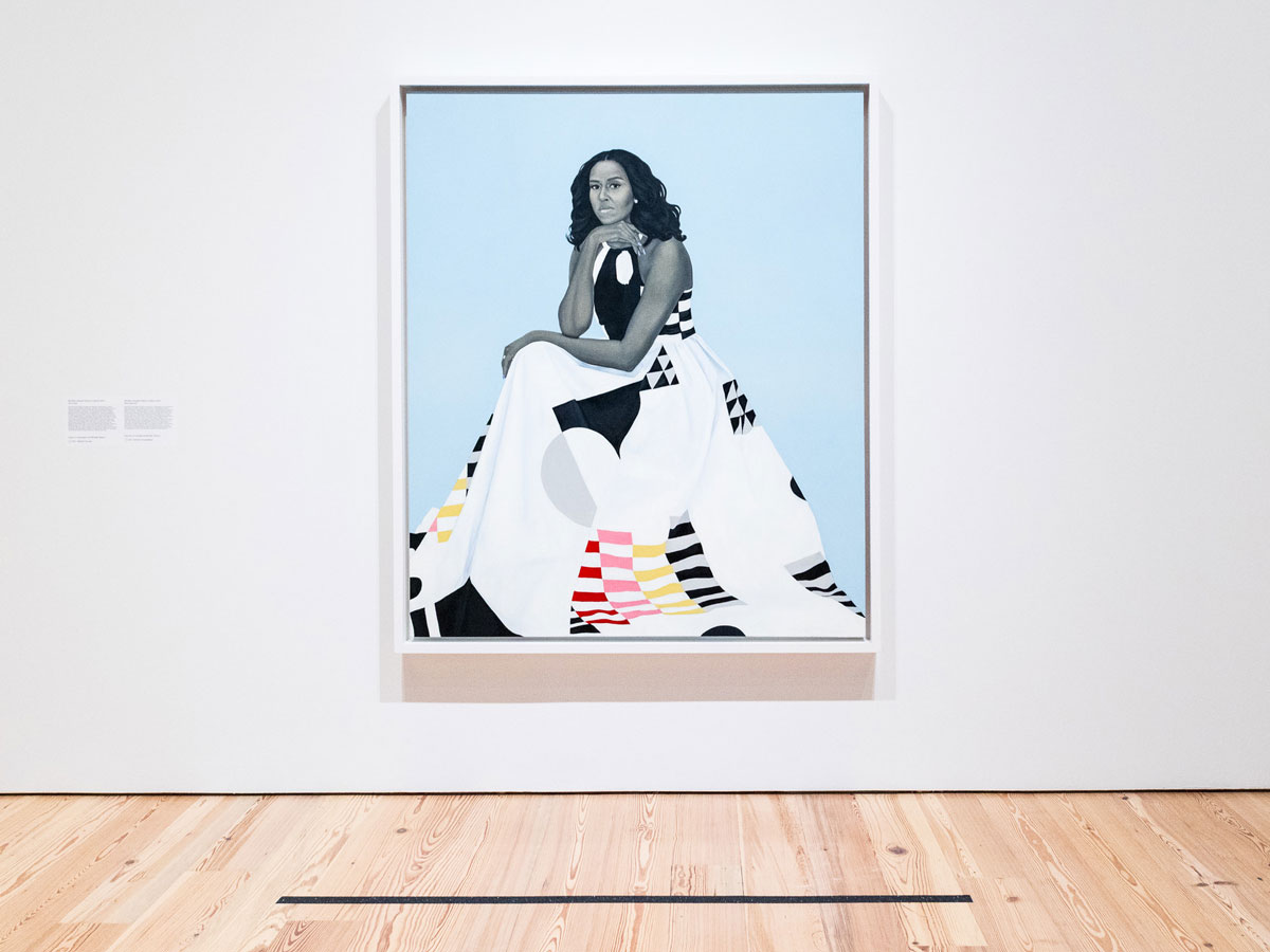 Amy Sherald, Michelle LaVaughn Robinson Obama, 2018, vista da instalação. (Foto: Tiffany Sage, BFA.com/National Portrait Gallery, Smithsonian Institution)