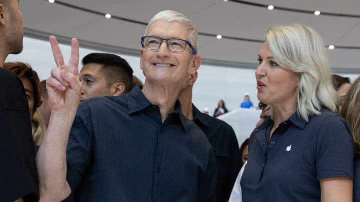 Apple CEO Tim Cook posa enquanto a Apple realiza um evento no Teatro Steve Jobs, em seu campus em Cupertino, Califórnia, em 9 de setembro de 2024. (Foto: Manuel Orbegozo | Reuters)