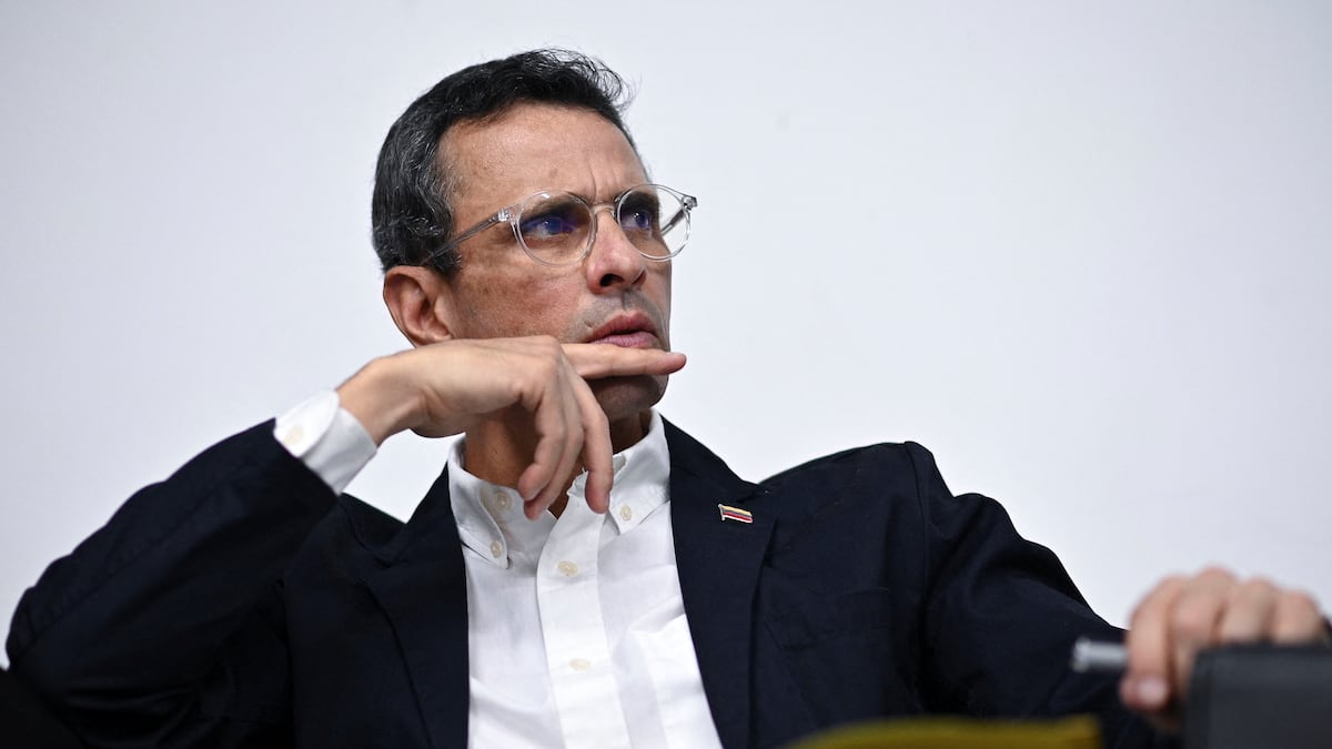 Henrique Capriles em seu escritório em Caracas, em foto de arquivo. (Foto: GABY ORAA/REUTERS)