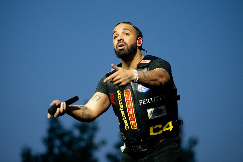 Drake faz piada ao avistar ex-namorada durante show na Europa