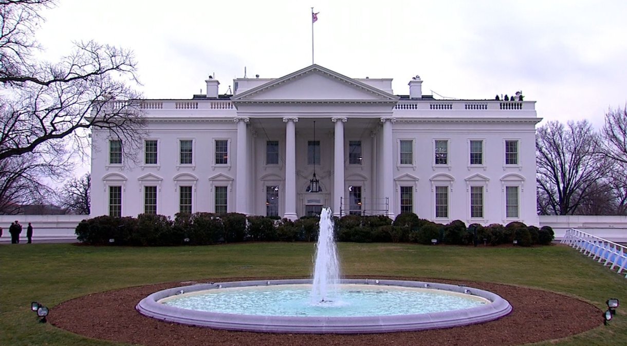 Lado de fora da Casa Branca, residência oficial da Presidência dos EUA. (Foto: POOL via CNN Newsource)