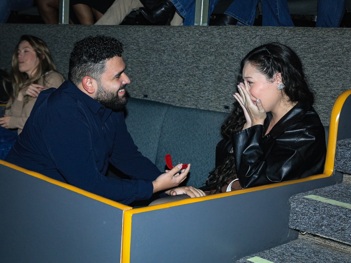 Pedido de casamento surpreende público durante show de Nando Reis no Dia dos Namorados