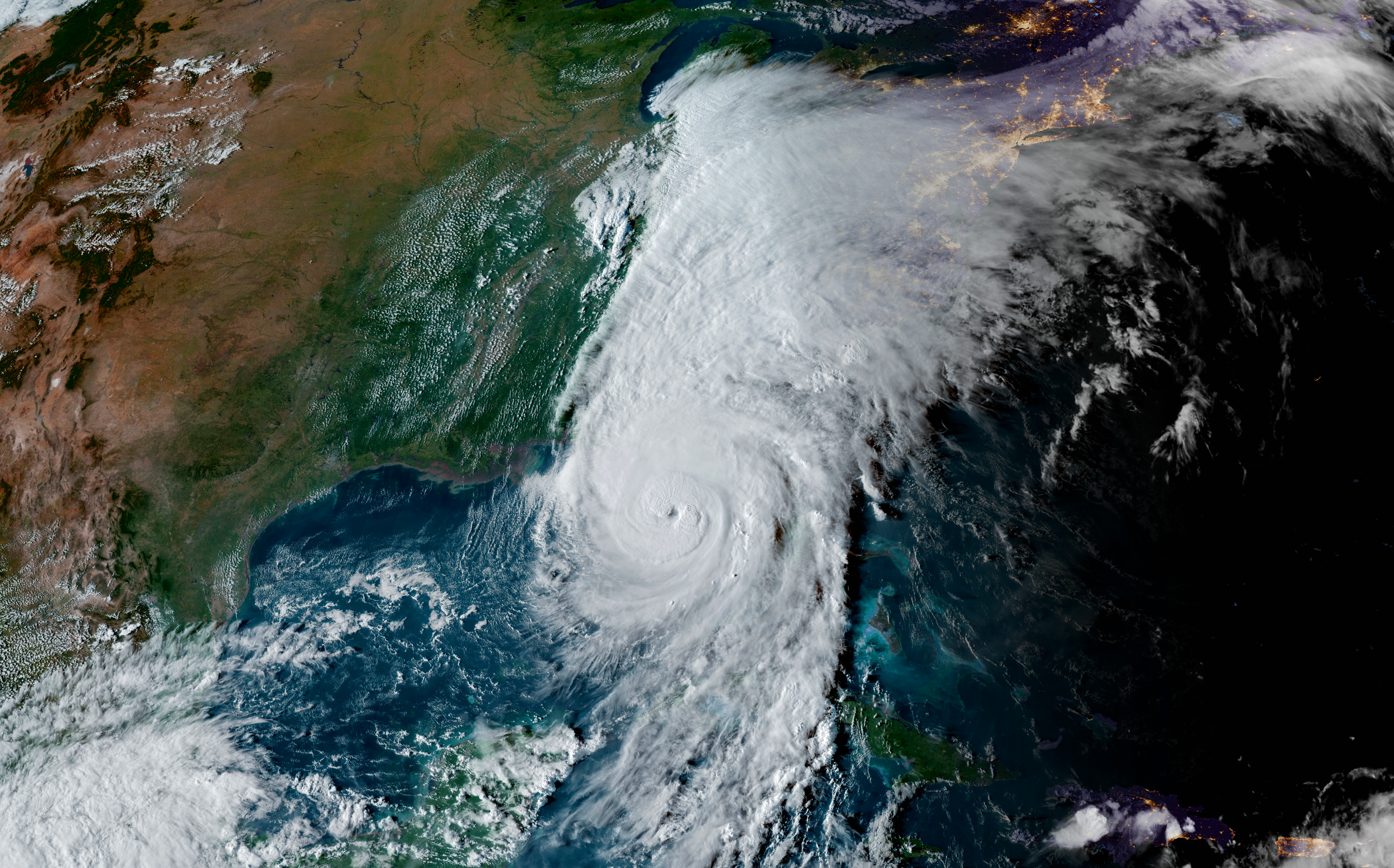 Foto de um sistema de monitoramento de tempestades em tempo real, mostrando dados meteorológicos e imagens de satélite. (Foto: CIRA/RAMMB/NOAA)