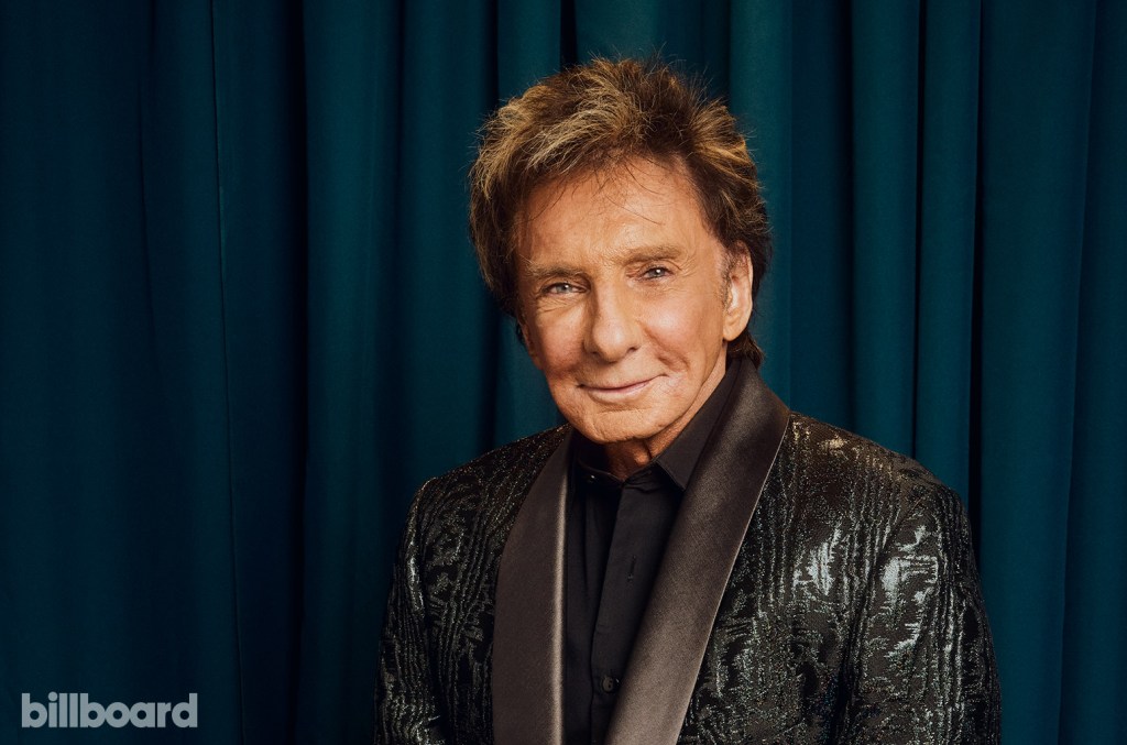 Barry Manilow recebe título de doutor honorário em música durante show em Detroit
