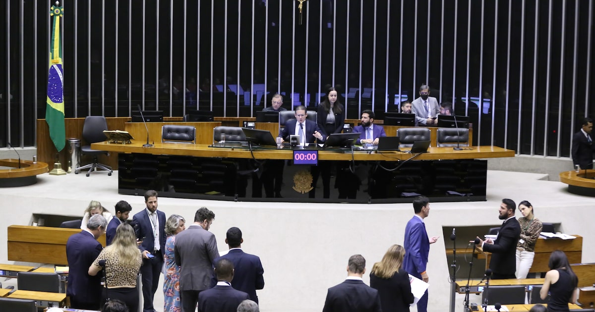 Câmara dos Deputados avança com PEC que limita decisões monocráticas do STF