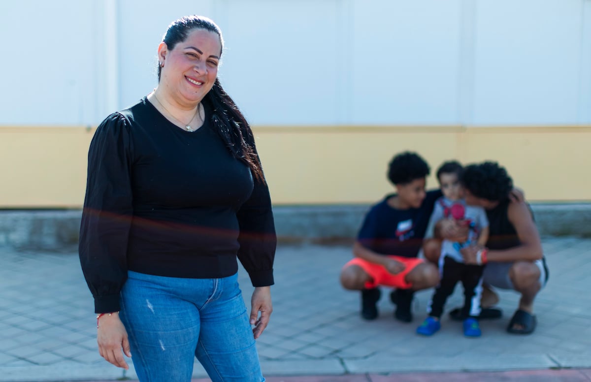 Magjhonnia Cedeño, junto a seus filhos, no centro de refugiados Las Caracolas, em Madrid. (Foto: INMA FLORES)