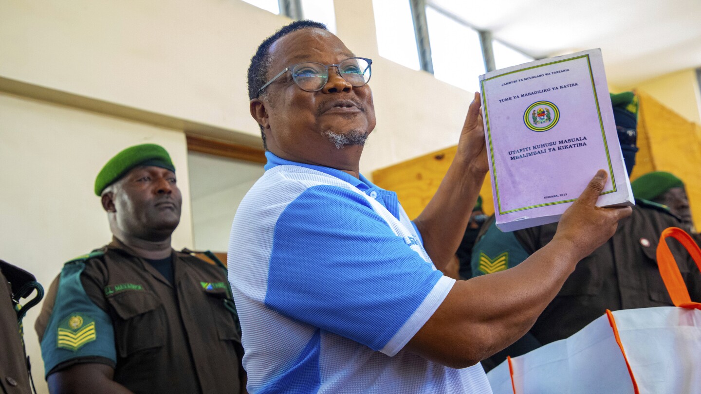 Tundu Lissu, líder da oposição em Tanzânia, exibe um documento constitucional proposto no tribunal de Kisutu, em Dar es Salaam, Tanzânia, na segunda-feira, 19 de maio de 2025. (Foto: AP Photo/Derick Katunzi)