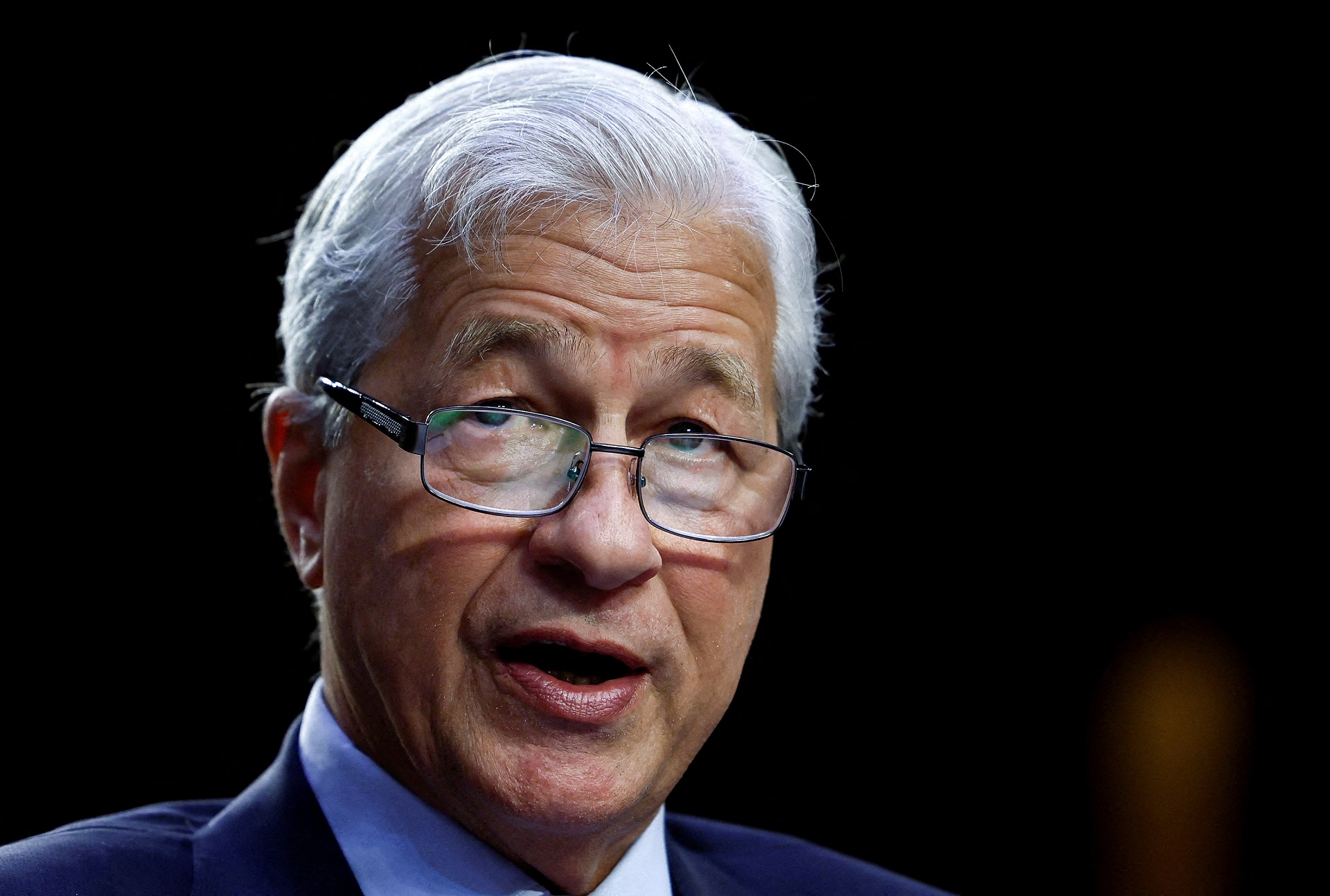 Dimon critica complacência do mercado e apoia postura cautelosa de Trump