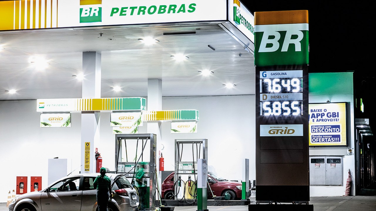 Gasolina mais barata da Petrobras ainda não chega aos consumidores nas bombas
