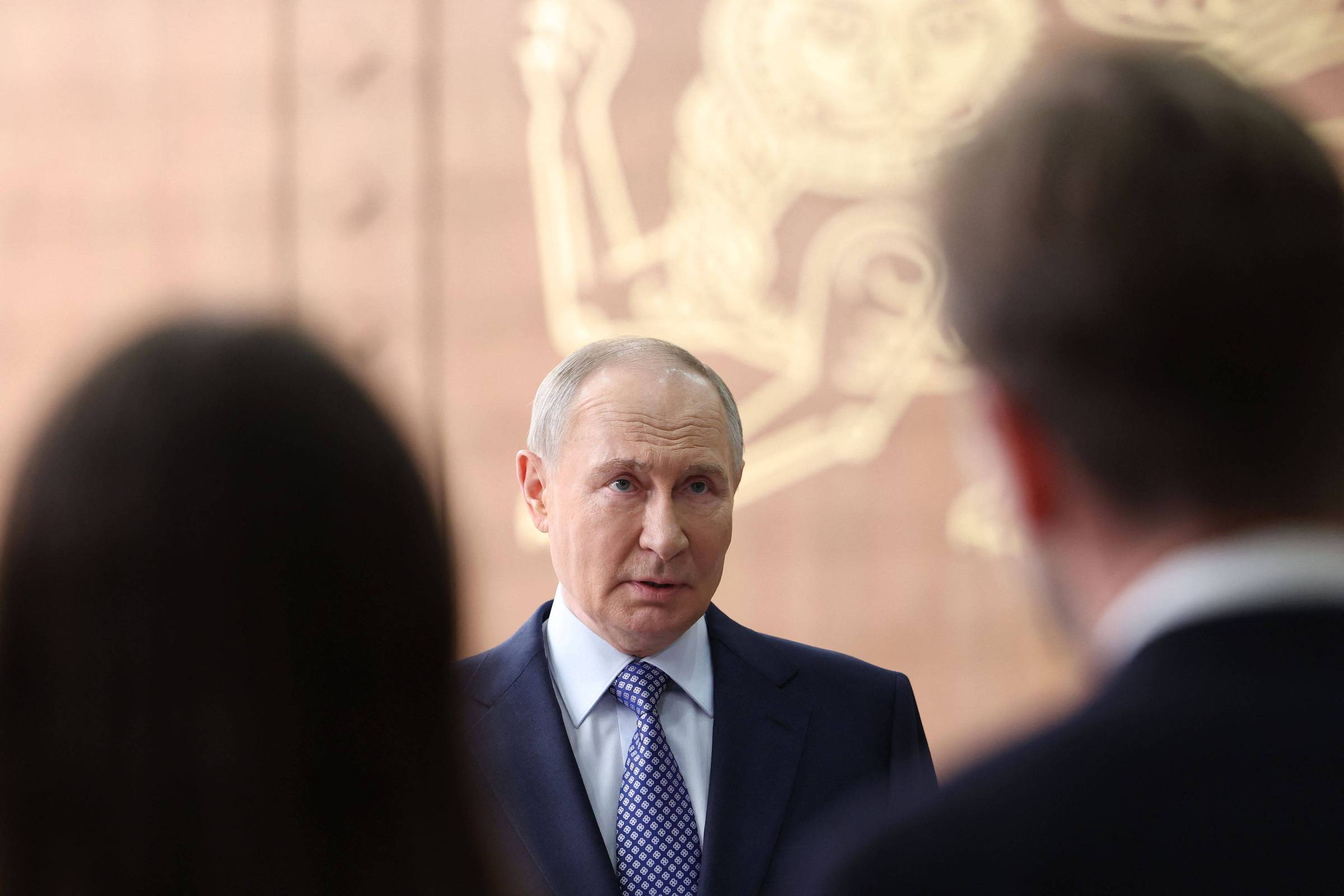 O presidente russo, Vladimir Putin, conversa com jornalistas em Moscou (Foto: Vyacheslav Prokofyev/Sputnik/AFP)