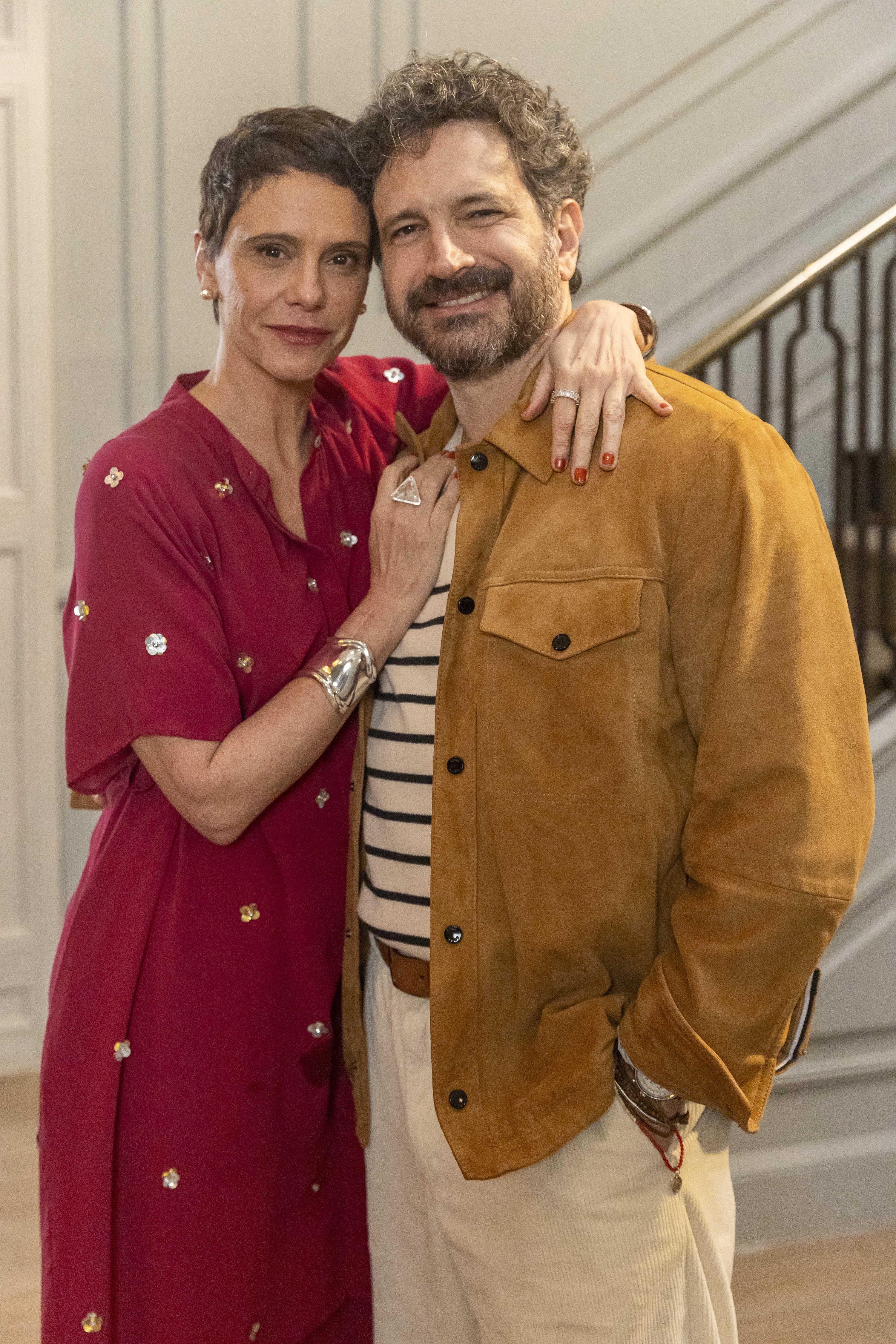 Caco Ciocler estreia como Estéban em 'Vale Tudo' e inicia romance com Celina