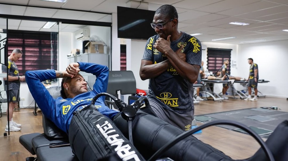 Neymar em tratamento no CT Rei Pelé, depois da segunda lesão na coxa esquerda (Foto: Divulgação/Site oficial de Neymar)