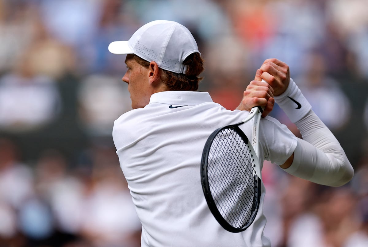 Sinner avança sem dor enquanto Djokovic desafia o tempo em busca de título