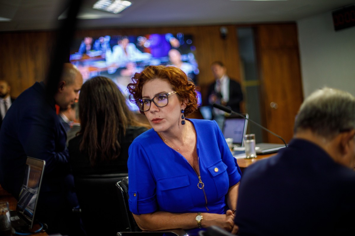 Carla Zambelli desaparece do cenário político e gera especulações sobre seu paradeiro