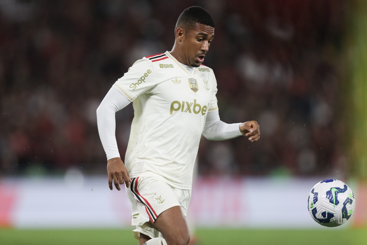 Flamengo escala Samuel Lino e Emerson Royal como titulares contra o Ceará no Brasileirão