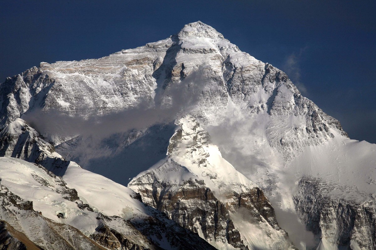 Vista do Monte Everest a partir do Templo de Rongbuk, localizado na região autônoma do Tibete (Foto: AFP PHOTO/Greenpeace/John Novis)