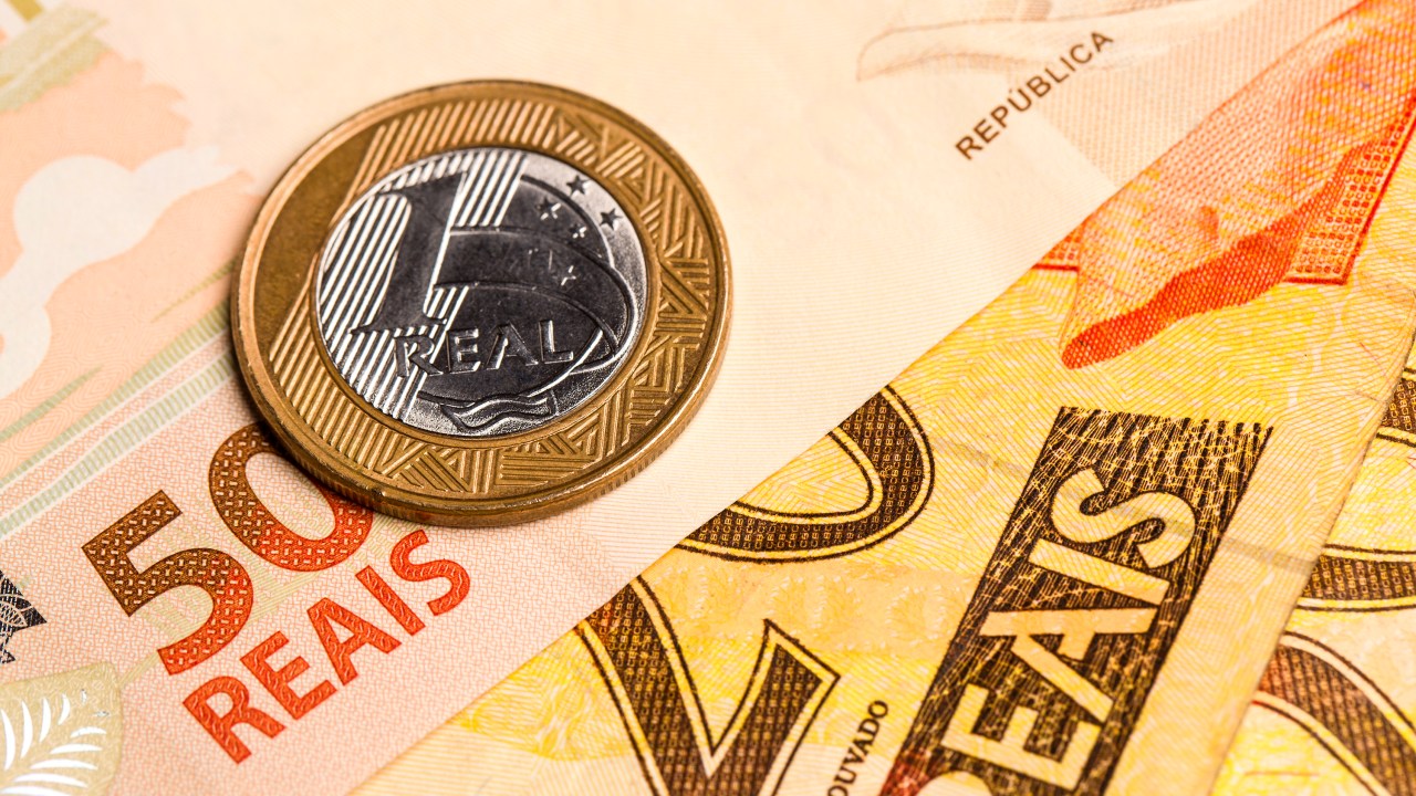 Moeda de 1 real e notas de cinquenta e vinte reais (Foto: IStock/Getty Images)