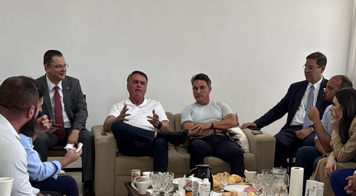 Bancada de oposição ao governo se reúne com o ex-presidente Jair Bolsonaro. (Foto: Divulgação)