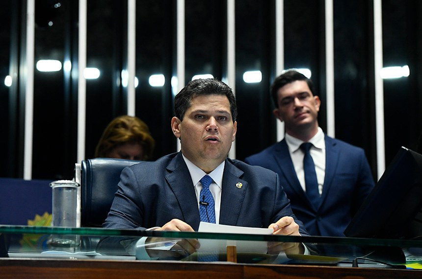 EUA impõem tarifaço e Alcolumbre classifica medida como agressão ao Brasil