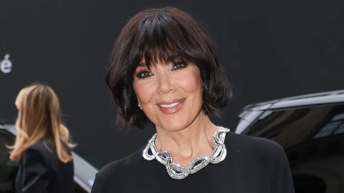 Kris Jenner exibe novo corte de cabelo e vestido de grife em Paris