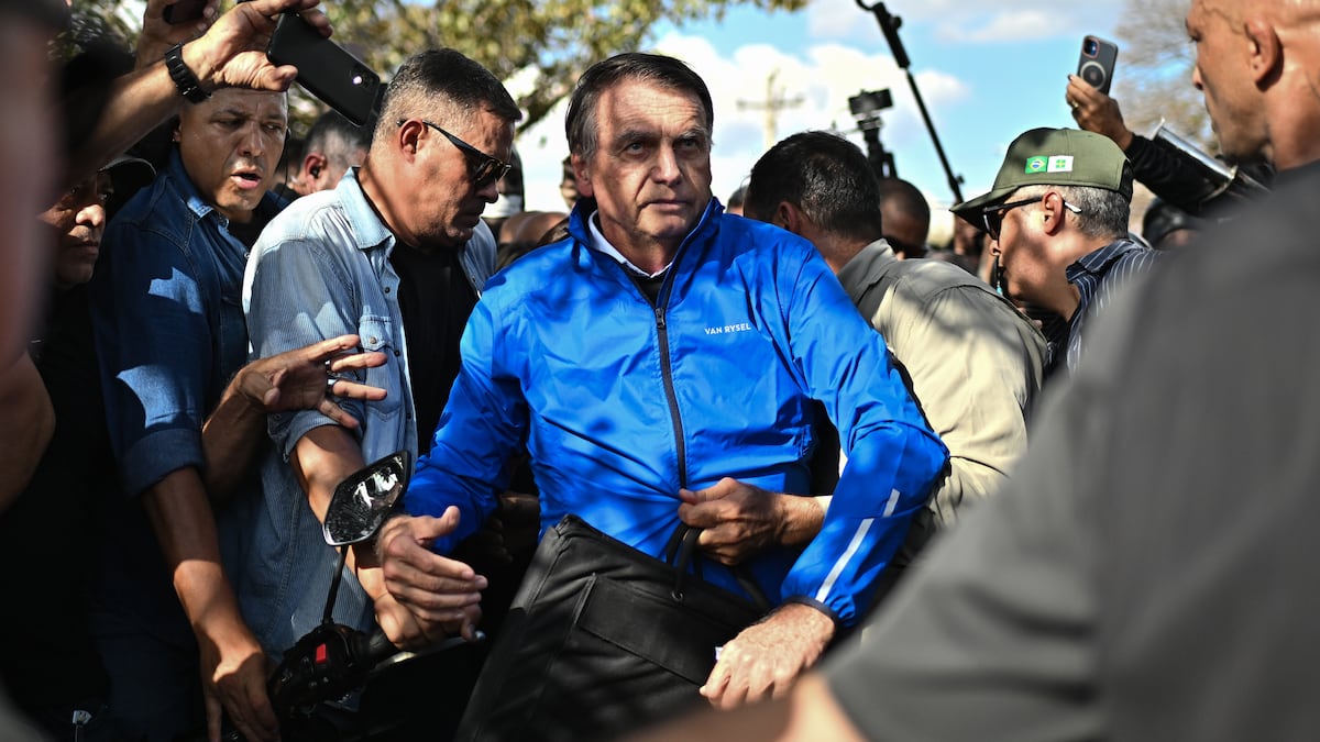 Bolsonaro enfrenta pressão judicial no Brasil enquanto se liga a Trump