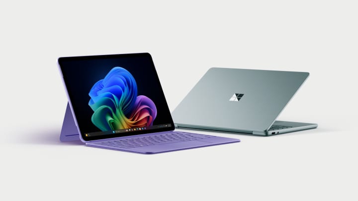 "Da esquerda, o Surface Pro 2025 da Microsoft com teclado opcional acoplado e o Surface Laptop 2025 da empresa. (Foto: Microsoft)"