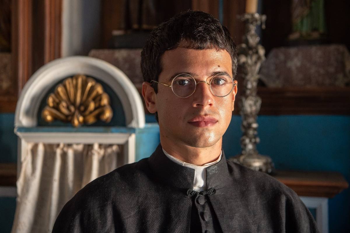 Padre Bida se entrega a um amor avassalador na nova novela de Rodrigo Lelis