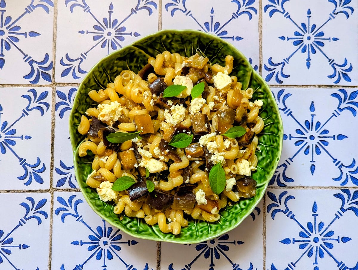 Deliciosa ensalada de pasta com berenjenas e queijo Cebreiro conquista paladares