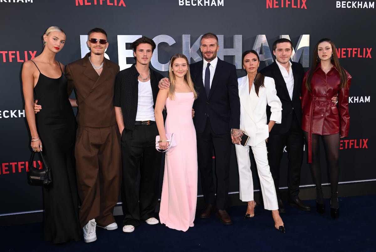 De esquerda a direita, Mia Regan e sua então parceira Romeo Beckham, Cruz Beckham, Harper Beckham, David Beckham, Victoria Beckham, Brooklyn Beckham e Nicola Peltz, no estreia de 'Beckham', em Londres, no dia 3 de outubro de 2023. (Foto: Karwai Tang/WireImage)