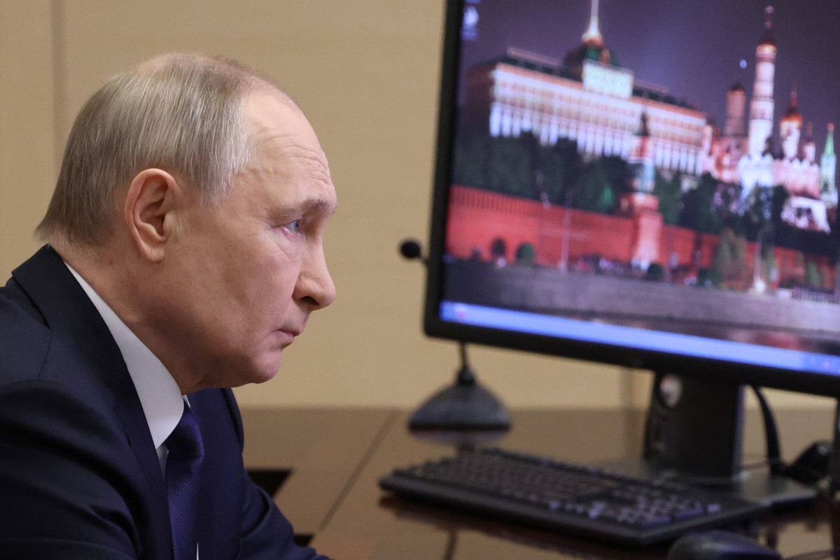 O presidente russo Vladimir Putin participa de uma reunião com o chefe do Estado-Maior General das Forças Armadas russas por videoconferência na residência estatal Novo-Ogaryovo, nos arredores de Moscou. (Foto: Alexander KAZAKOV / POOL / AFP)