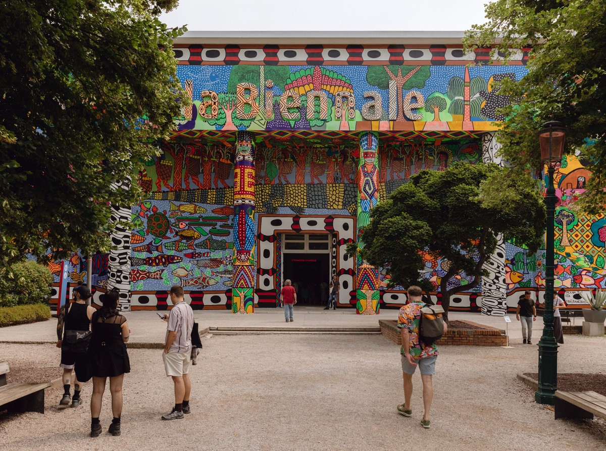Bienal de Veneza prossegue com planos após falecimento da curadora responsável