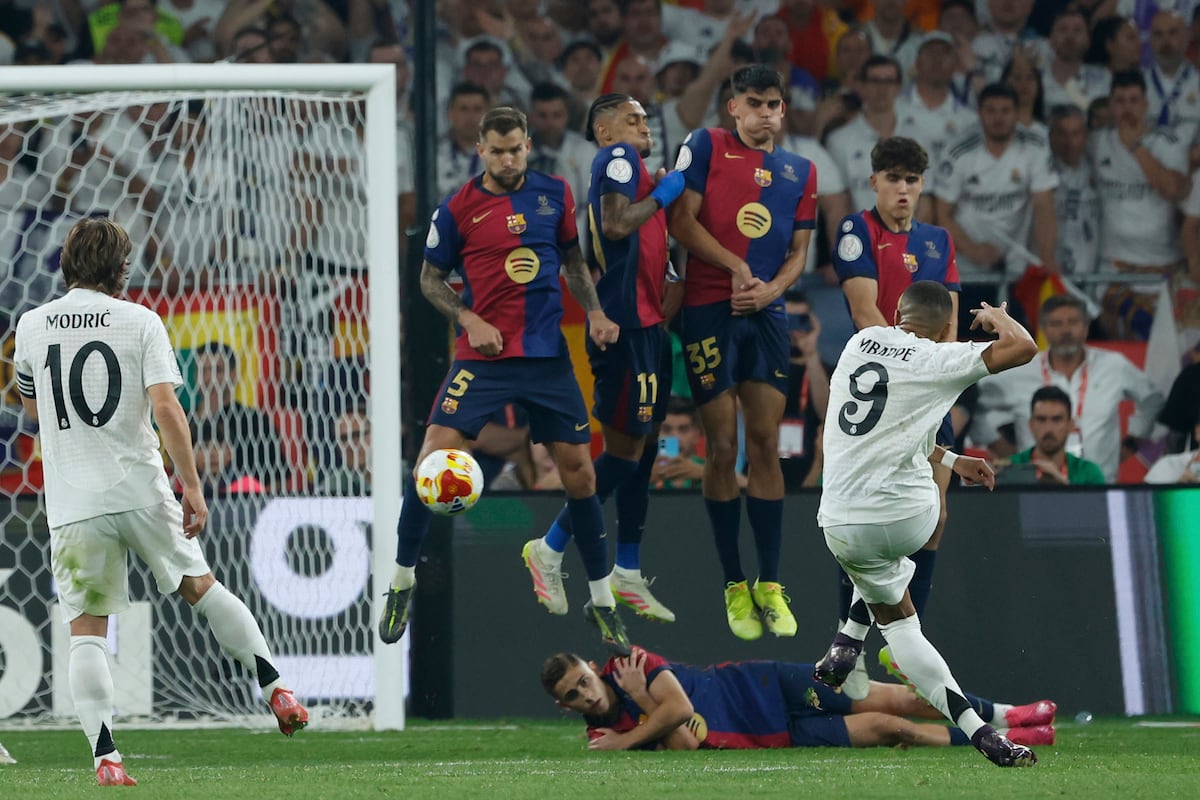 Mbappé marca de falta o gol do empate. (Foto: Joan Monfort/AP)