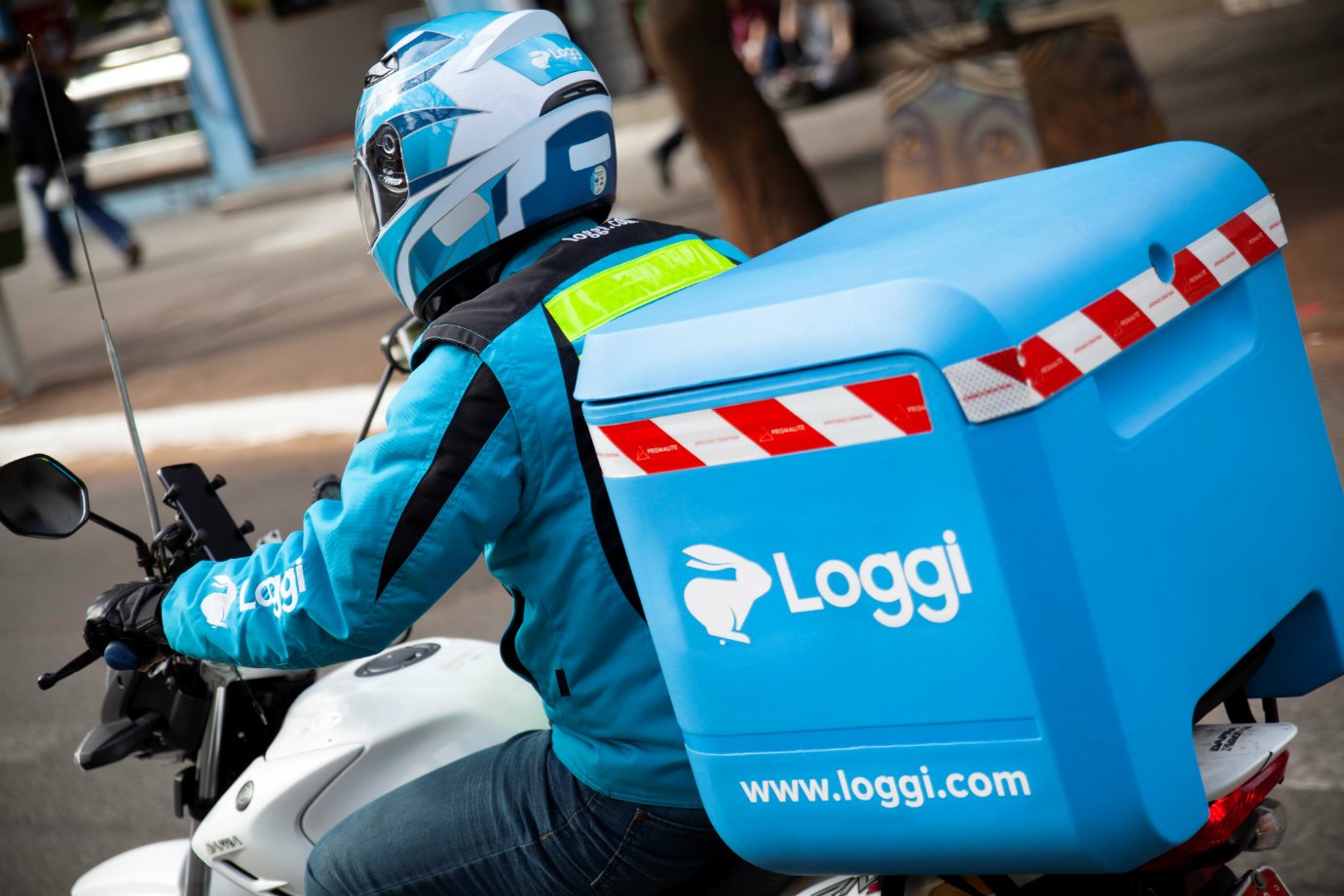 Uber e Loggi se unem para competir com os Correios no mercado de entregas