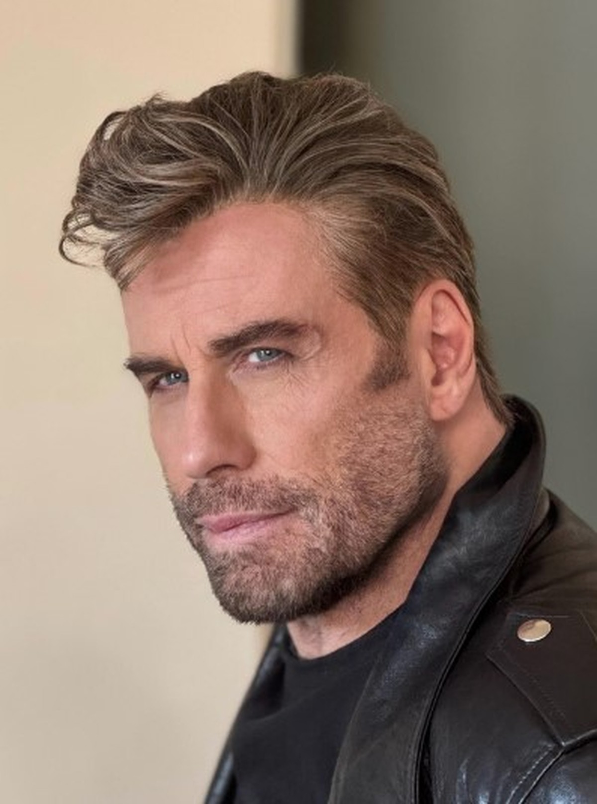 John Travolta reencontra personagem de 'Grease' em apresentação no Hollywood Bowl